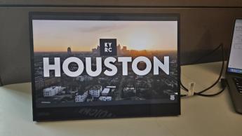 Lenovo ThinkVision M14t Gen 2 tragbarer Monitor, verbunden mit einem Laptop für mobile Produktivität und hochauflösende Darstellung