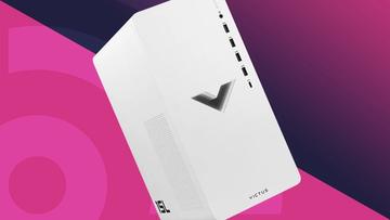 En HP Victus 15L gamingdator visas mot en rosa TechRadar-bakgrund