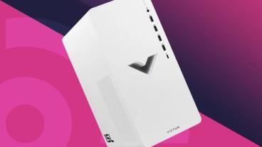 ピンクのTechRadar背景の前に展示されたHP Victus 15Lの格安ゲーミングPC