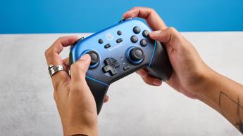 En gradientblå GameSir Super Nova trådløs gaming-controller med ergonomisk design