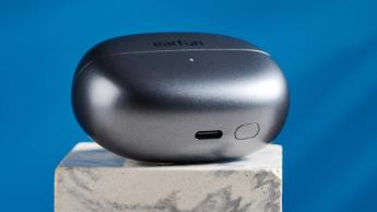 EarFun Clip Open-Ear-Ohrhörer vor blauem Hintergrund