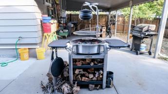 Parrilla Breeo de fuego vivo con brasas resplandecientes