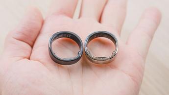 Nærbillede af Ringconn Gen 2 og Ringconn Gen 2 Air smart-ringe i en brugers hånd