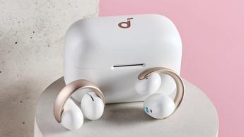 Anker Soundcore AeroClip trådløse on-ear-hovedtelefoner placeret foran deres opladningsetui