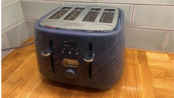 Tostador Delonghi Ballerina Seta de dos rebanadas en color crema sobre la encimera de la cocina