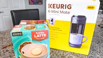 Una macchina da caffè Keurig K-Mini su un piano cucina