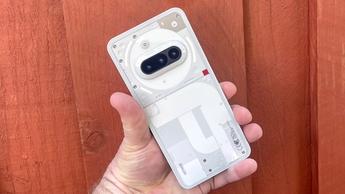 Nada Phone 3a sostenido en mano mostrando su diseño