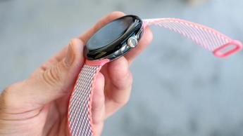 O Google Pixel Watch 3 na mão de uma pessoa, mostrando o ecrã do smartwatch