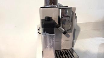 Cafetera De'Longhi Rivelia sobre la encimera en la cocina de Emily Diamond