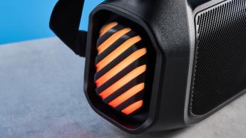 Soundcore Boom 2 Plus tragbarer Bluetooth-Boombox-Lautsprecher mit LED-Lichtern, schwarzem Mesh-Gehäuse, BassUp- und Lichteffekt-Tasten, Tragegriff und Schultergurt