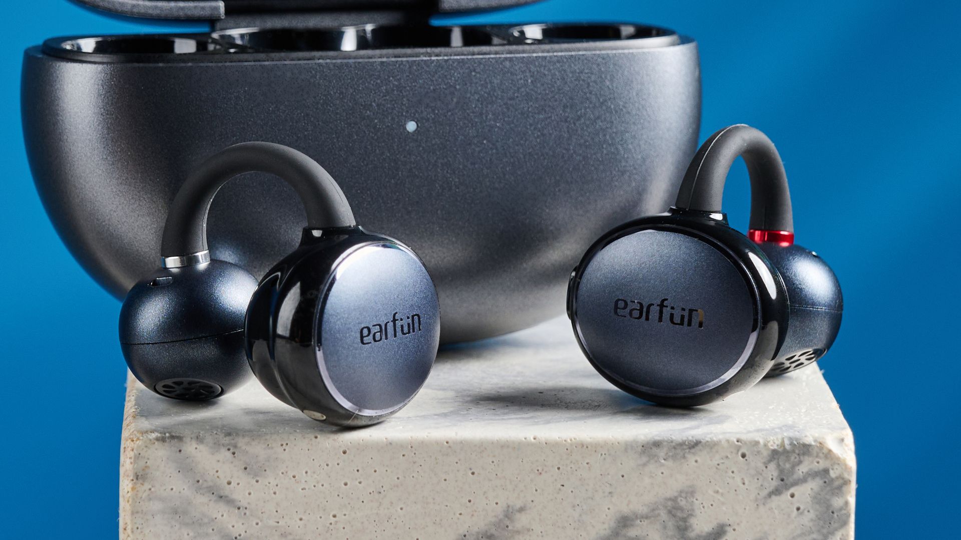 EarFun Clip Open-Ear kabellose Ohrhörer vor blauem Hintergrund