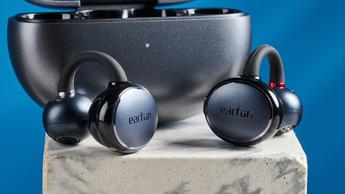 EarFun Clip Open-Ear kabellose Ohrhörer vor blauem Hintergrund