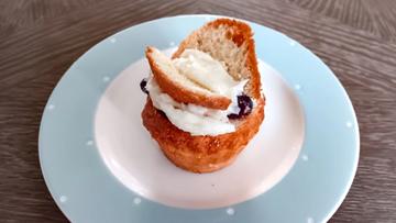 Um delicioso cupcake em um prato branco