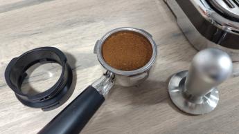 Cafetera Philips Barista Brew sobre una encimera de cocina