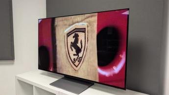 OLED-телевизор Samsung S90F 48 дюймов с логотипом Ferrari, вид сбоку