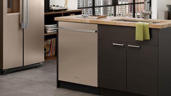 Un lavavajillas Whirlpool integrado instalado en una cocina moderna