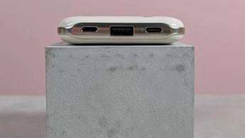 Nærbillede af opladningsporte på VQ Cath Kidston 5.000mAh bærbar powerbank med lyserød baggrund