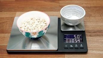 Una báscula digital doble KitchenAid sobre una encimera