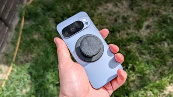 Foto ulasan smartphone Google Pixel 10 Pro edisi moonstone