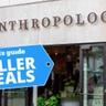 Fachada da loja Anthropologie com destaque para promoções exclusivas