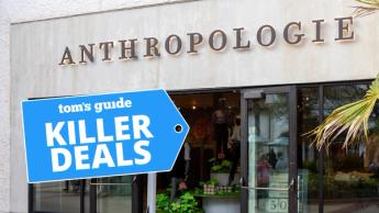 Fachada de la tienda Anthropologie con anuncio de ofertas imperdibles