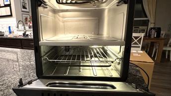 Freidora de aire Midea de doble zona con la canastilla abierta mostrando los compartimientos de cocción