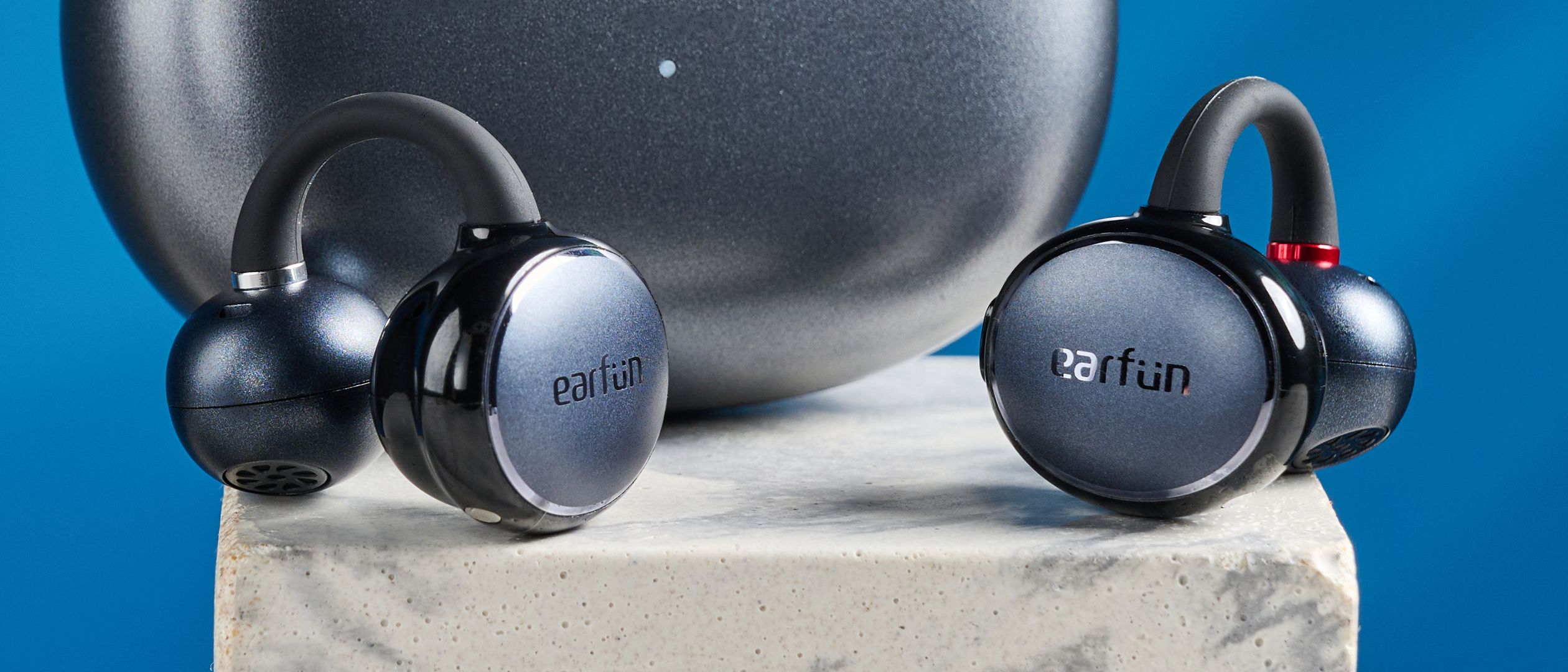 EarFun Clip Open-Ear-Kopfhörer vor blauem Hintergrund