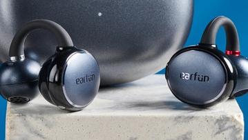 EarFun Clip Open-Ear-Kopfhörer vor blauem Hintergrund