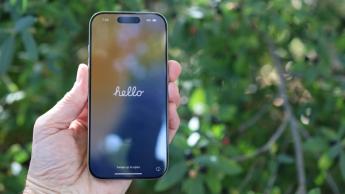 Apple iPhone 16 Pro-recension med närbild på den nya smartphonedesignen