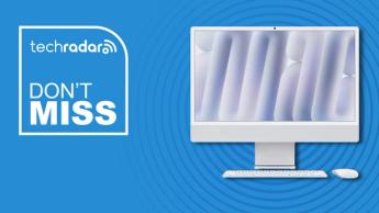 Apple iMac M4 stationær computer med Apple tastatur og mus på en blå TechRadar tilbudsbaggrund