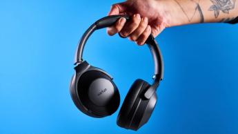 Die Earfun Wave Life Over-Ear-Kopfhörer mit schwarzen Ohrmuscheln, haptischen Bedienelementen für aktive Geräuschunterdrückung und Lautstärke sowie um 90 Grad drehbaren Ohrmuscheln