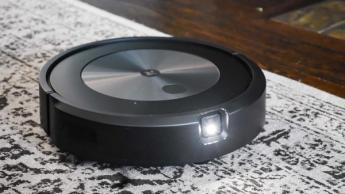 Aspirador inteligente iRobot Roomba j7+ con luz de estado iluminada