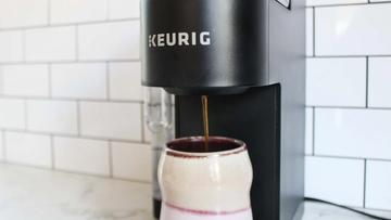 Cafeteira Keurig K-Supreme em uma bancada de cozinha