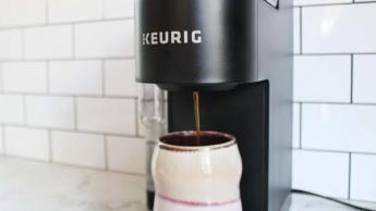 Cafeteira Keurig K-Supreme em uma bancada de cozinha