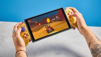 En gylden GameSir G8 Plus mobil-gamingcontroller