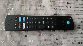 Пульт дистанционного управления Amazon Fire TV Omni Mini LED 55 дюймов на сверкающей ткани с пайетками