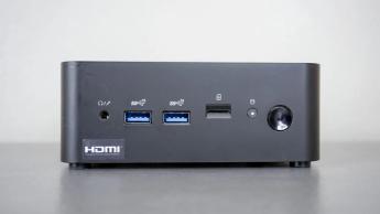 En närbild av de främre USB-portarna och strömknappen på MSI Cubi NUC 1M mini-PC