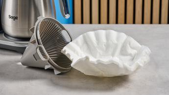 La versione Breville Luxe Brewer con caraffa termica in metallo argentato, cestello per filtro, serbatoio dell'acqua in plastica rimovibile, diversi cestelli per filtri e filtri di carta, e manopola per regolare l’intensità dell’infusione