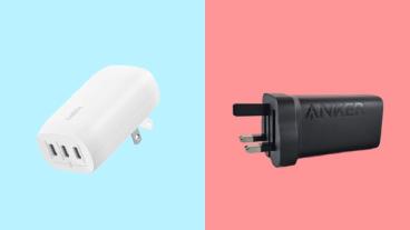 Belkin BoostCharge og Anker 335 67W USB-C opladere på farverig baggrund