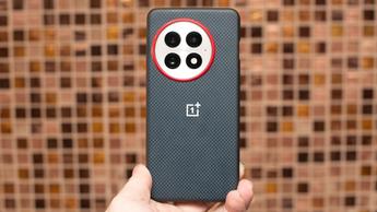Baksidan av OnePlus 13-smarttelefonen i ett aramidfiberskal med röd kameraring
