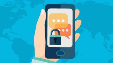 Illustration av en person som använder en smartphone med ett hänglås framför pratbubblor, vilket symboliserar mobilsäkerhet och integritet.