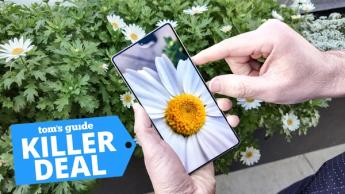 Samsung Galaxy S25 Ultra-smartphone med et kampagnetilbudsskilt