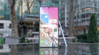 Un smartphone Samsung Galaxy S25 Ultra con S-Pen apoyado sobre una mesa de vidrio