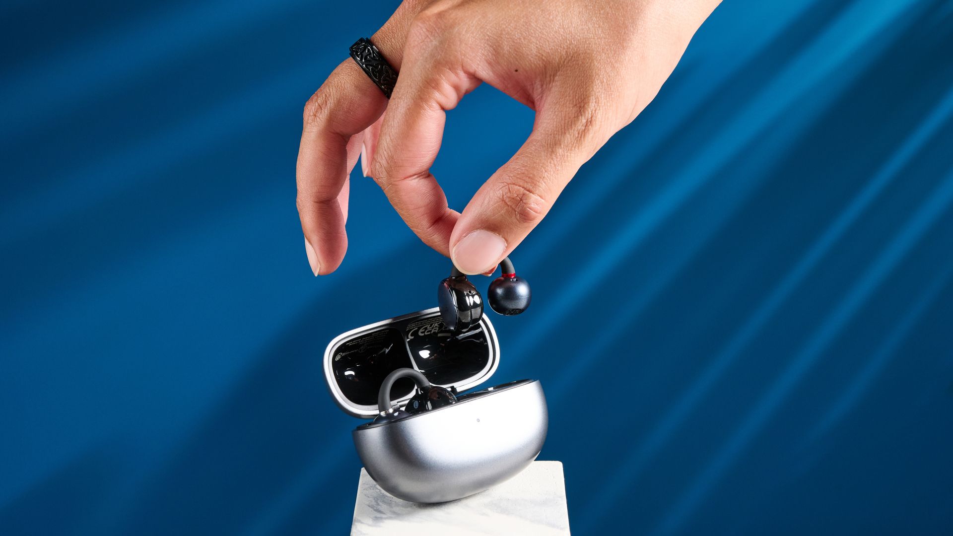 EarFun Clip Open-Ear-Ohrhörer vor blauem Hintergrund