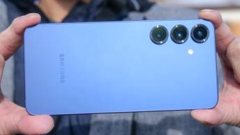 Smartphone Samsung Galaxy S25 Plus sostenido en la mano de una persona