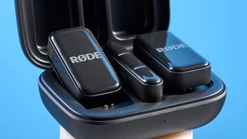 Das Rode Wireless Micro Mikrofon-Set mit schwarzem Ladecase und zwei schwarzen Sendermikrofonen vor blauem Hintergrund