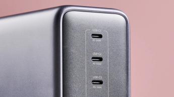 Vista de cerca de los tres puertos USB-C superiores en el cargador UGreen Nexode 500W de 6 puertos