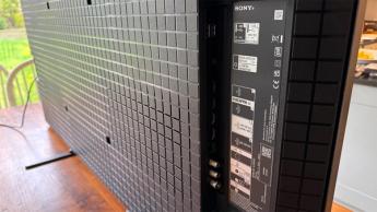 Вид сзади: разъёмы HDMI и аудио на телевизоре Sony Bravia 7 с диагональю 55 дюймов и разрешением 4K