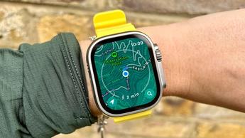 Apple Watch Ultra en la muñeca mostrando la nueva vista de mapa para senderismo
