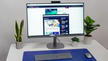 HP OmniStudio X 31,5" alt-i-én stationær computer med tastatur og mus på et skrivebord